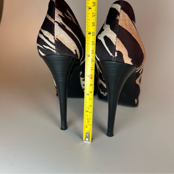 GUESS Tiger Print Hidden Platform Stiletto heels pumps. Size 7M. - Picture 11 of 12